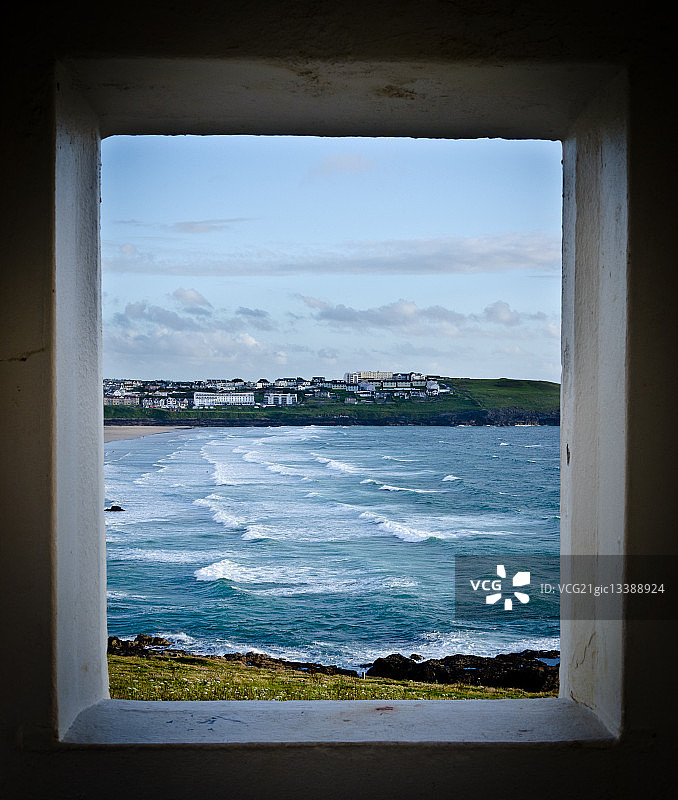 透过窗户看海湾，英国康沃尔郡纽基的菲斯特拉尔海滩图片素材