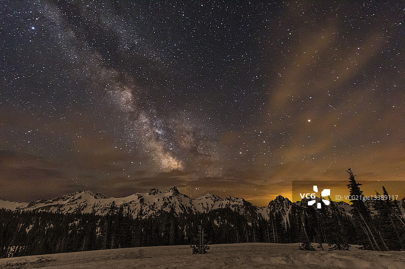 塔图什山脉之上的银河图片素材