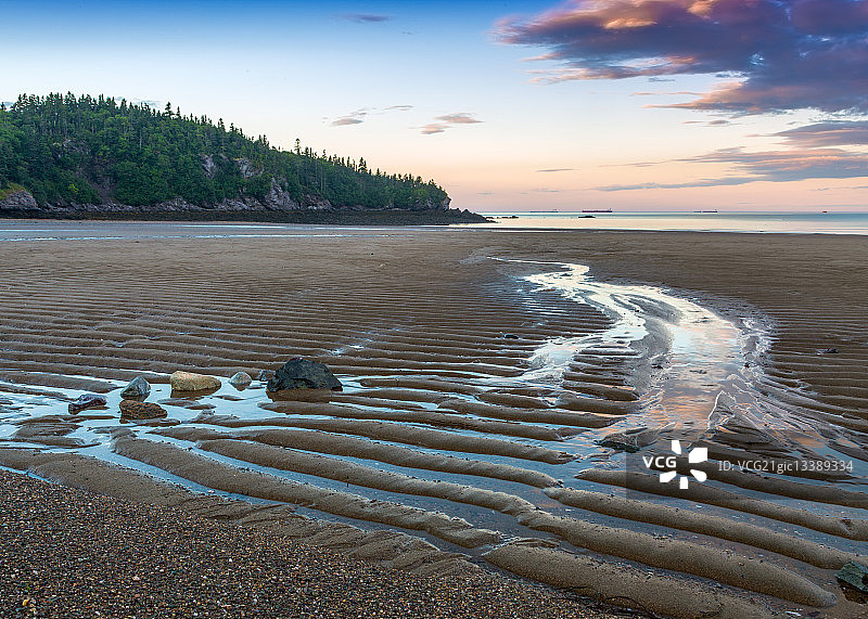 加拿大新不伦瑞克省圣约翰市芬迪湾海滩晨景图片素材
