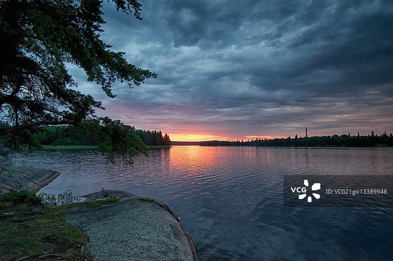加拿大马尼托巴省日出时的回声湖图片素材