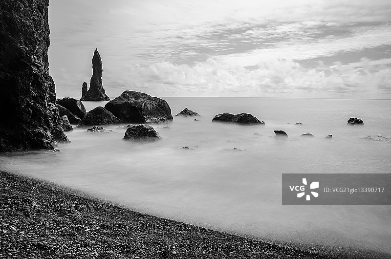 冰岛维克镇的黑色沙滩和宁静的岩石图片素材