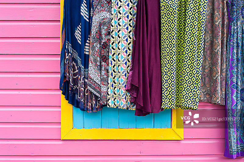 巴哈马自由港粉色墙壁上悬挂的彩色纺织品图片素材