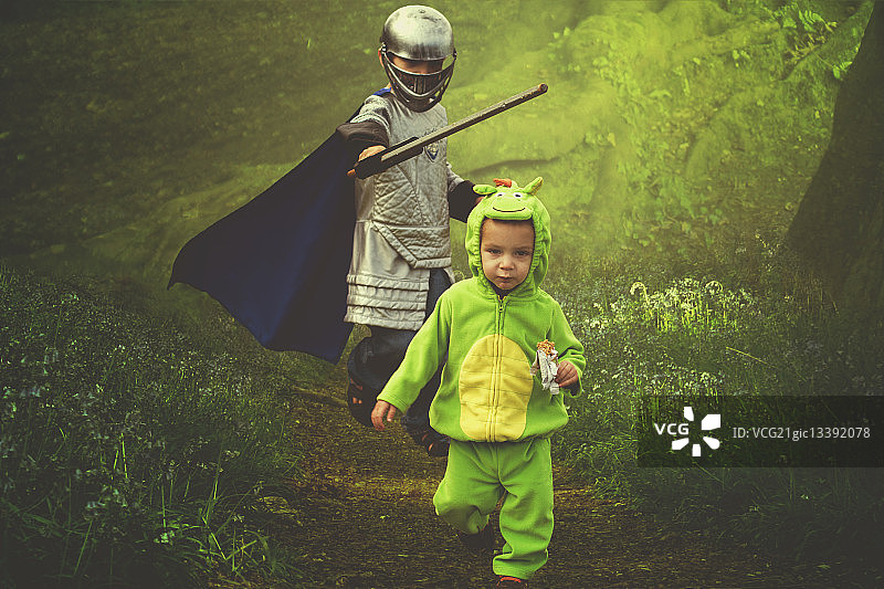 穿着戏服的男孩们在田野里图片素材