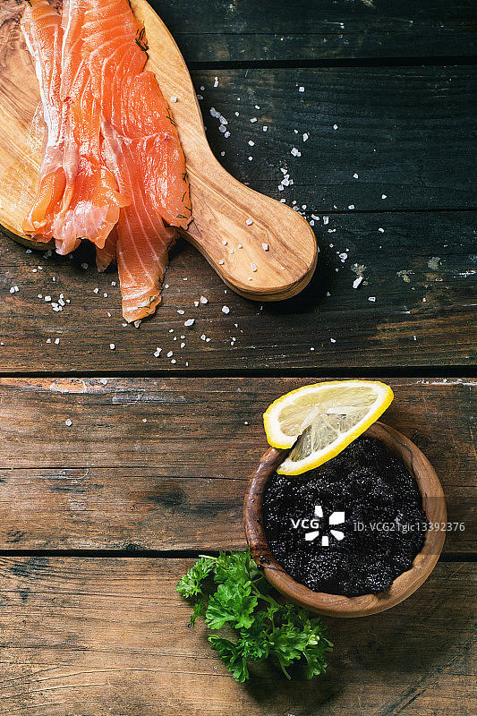 咸味鲑鱼和黑色鱼子酱图片素材