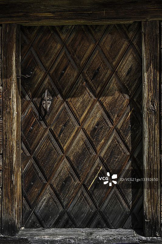 雕刻菱形图案的旧木门图片素材