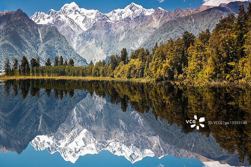 新西兰西地国家公园：库克山在马瑟森湖的倒影图片素材