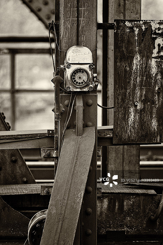 德国黑森州法兰克福铁路桥上的古董电话图片素材