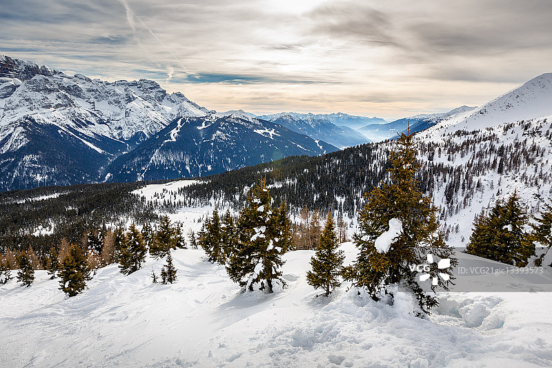 冬季多洛米蒂山脉风光，意大利马多纳迪坎皮iglio图片素材