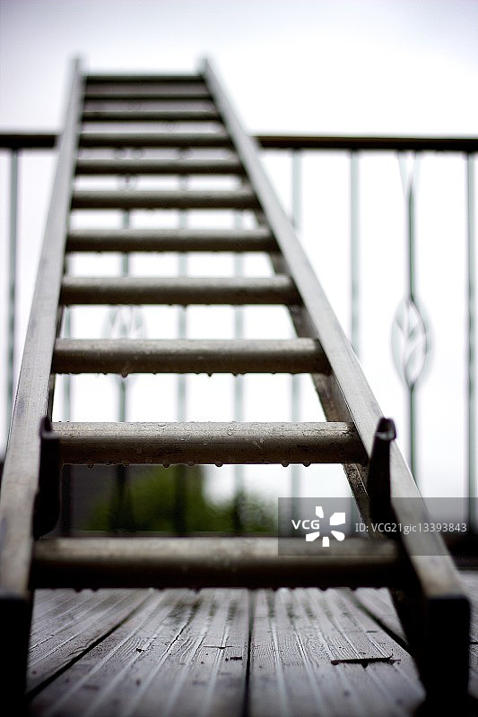 雨天康沃尔索尔塔什的湿木梯图片素材