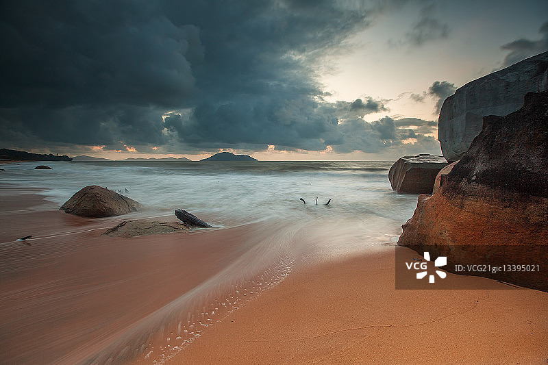 阴天里的海滩，位于印度尼西亚西加里曼丹省辛加旺图片素材