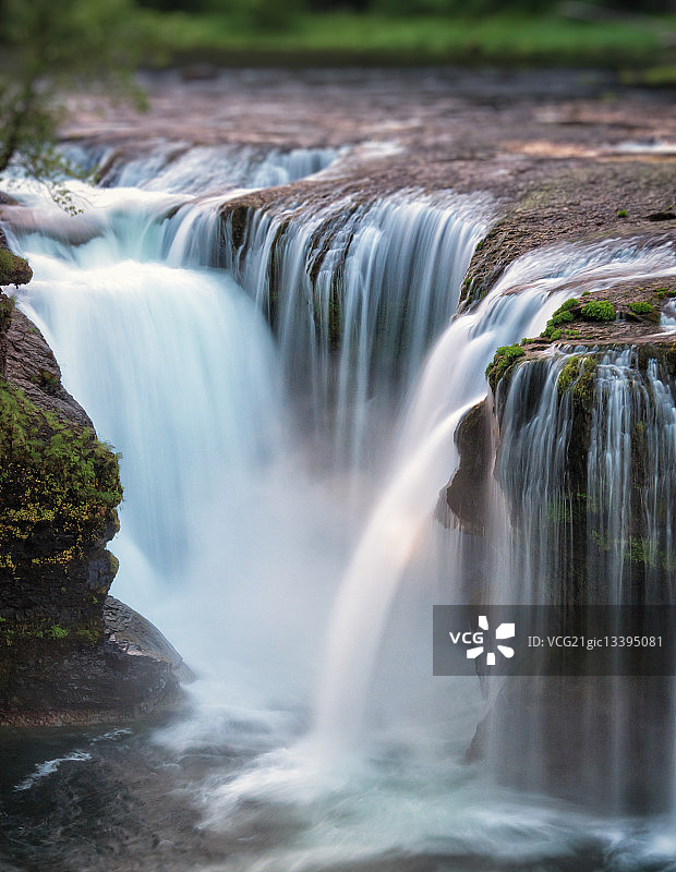 美国华盛顿州下刘易斯河瀑布图片素材