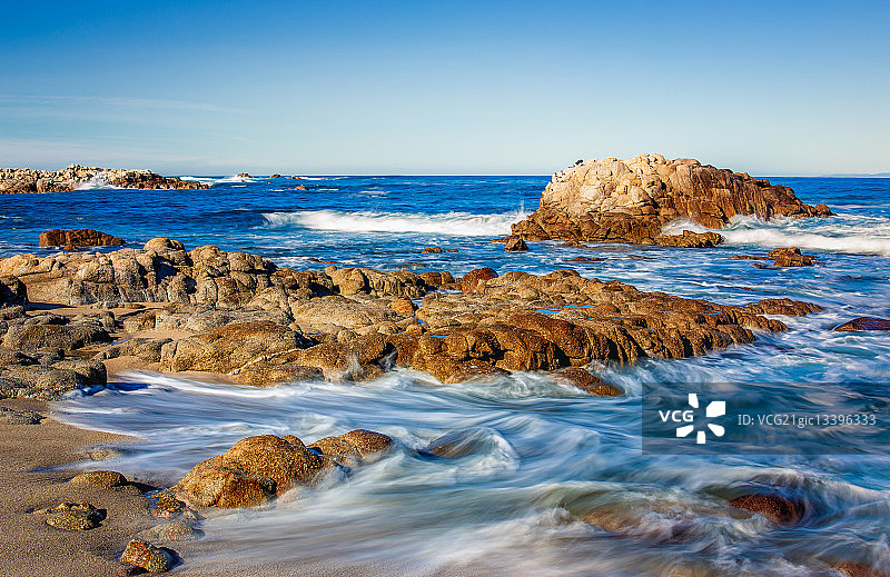 美国加利福尼亚州蒙特雷的岩石海岸图片素材