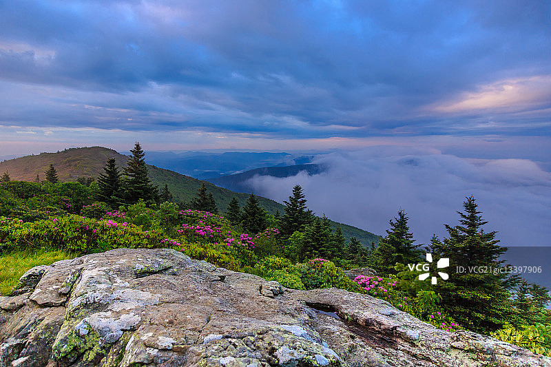 罗恩高地山脉的日落图片素材