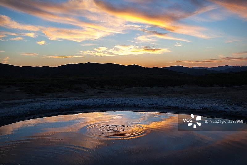泥火山倒影图片素材