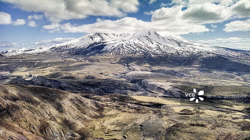 四月的圣海伦斯火山图片素材