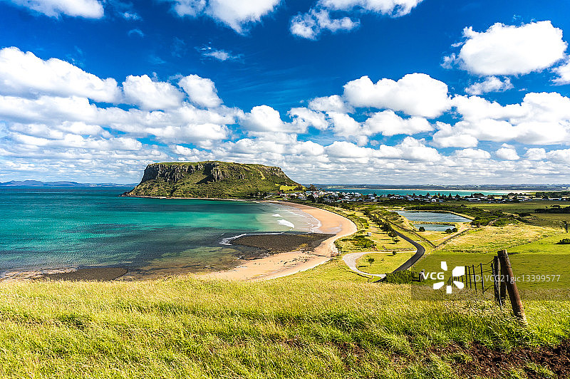 塔斯马尼亚斯坦利绿色海岸线上空的云彩图片素材