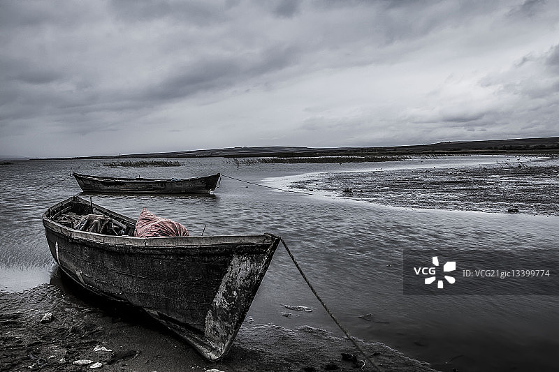 土耳其巴尔克西尔海岸的废弃船只图片素材