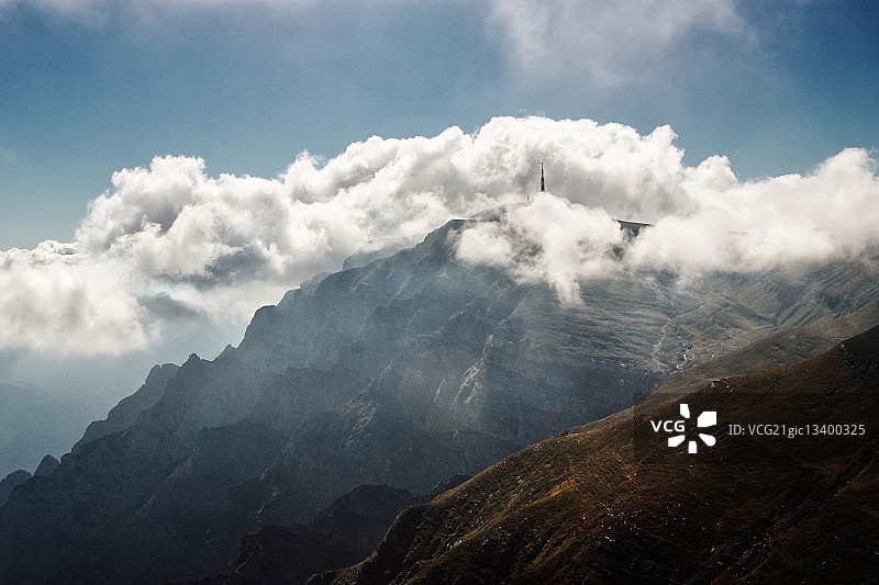 云雾环绕山顶图片素材