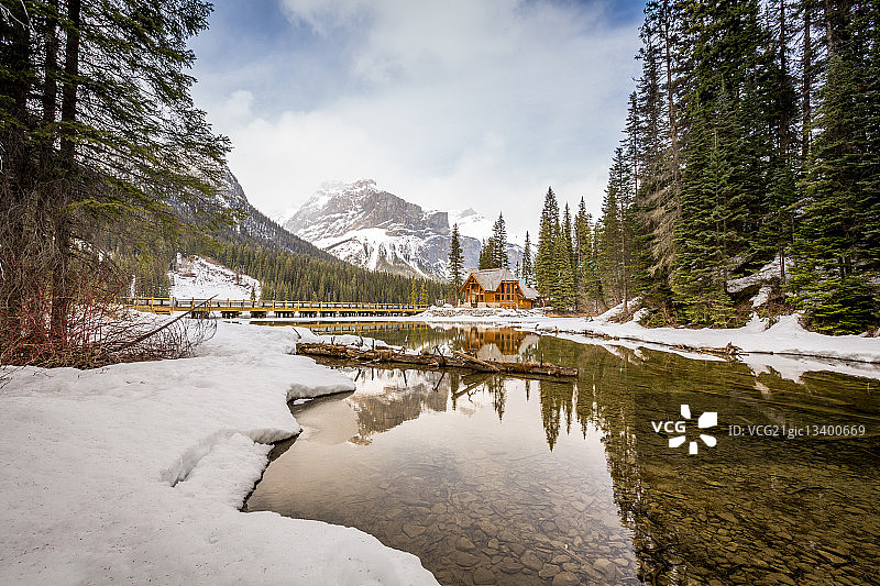 加拿大艾伯塔省幽鹤国家公园的翡翠湖旅馆图片素材