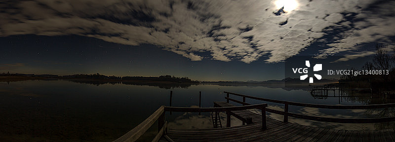 德国巴伐利亚州基姆湖木制码头夜景图片素材