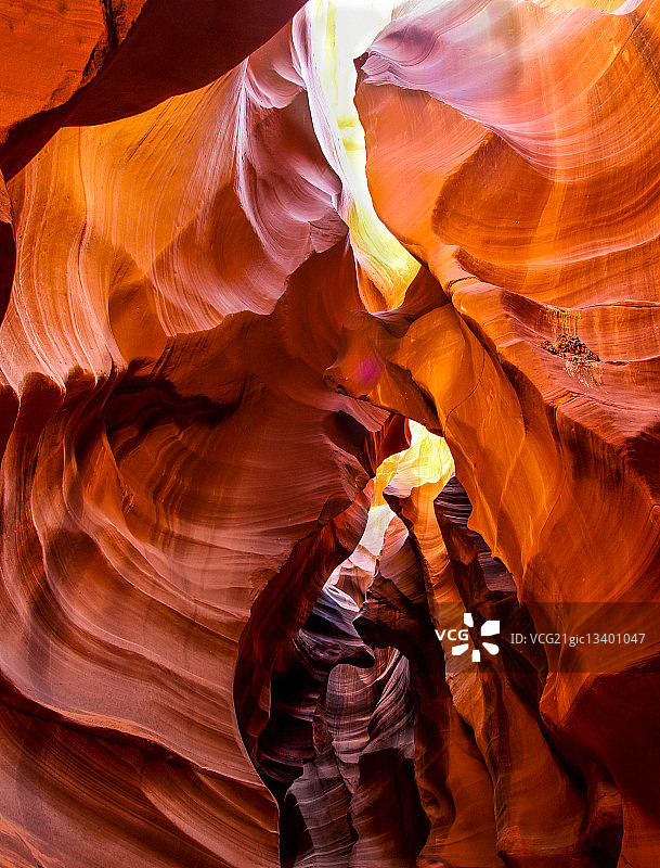 阳光穿透的洞穴，美国亚利桑那州图片素材