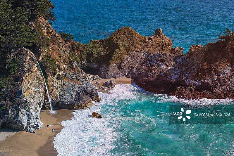 沿大瑟尔/PCH的麦克维瀑布小径图片素材