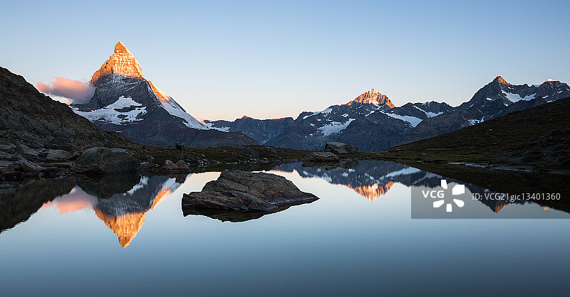 瑞士的里弗尔湖和雪山图片素材