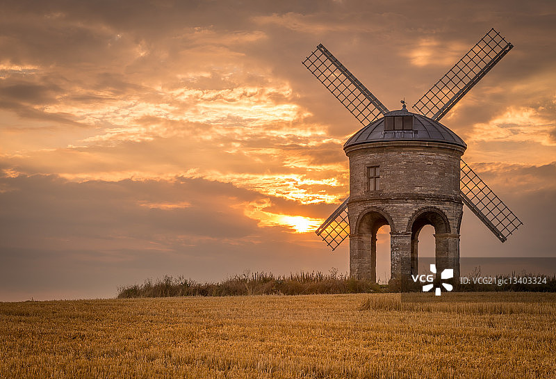 英格兰沃里克郡切斯特顿风车日落图片素材