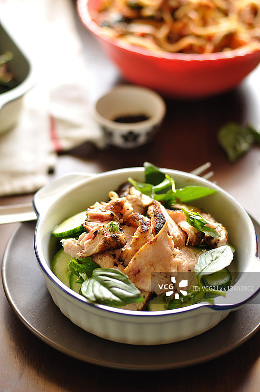 第19365天：罗勒意面鸡肉沙拉和法国豆图片素材