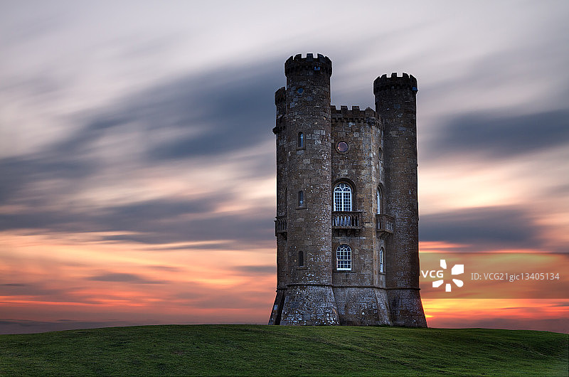 英国科茨沃尔德的百老汇塔黄昏景色图片素材
