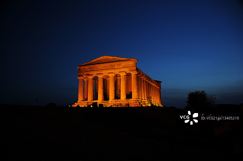意大利西西里阿格里真托神殿谷的康科迪亚古罗马神庙夜景图片素材