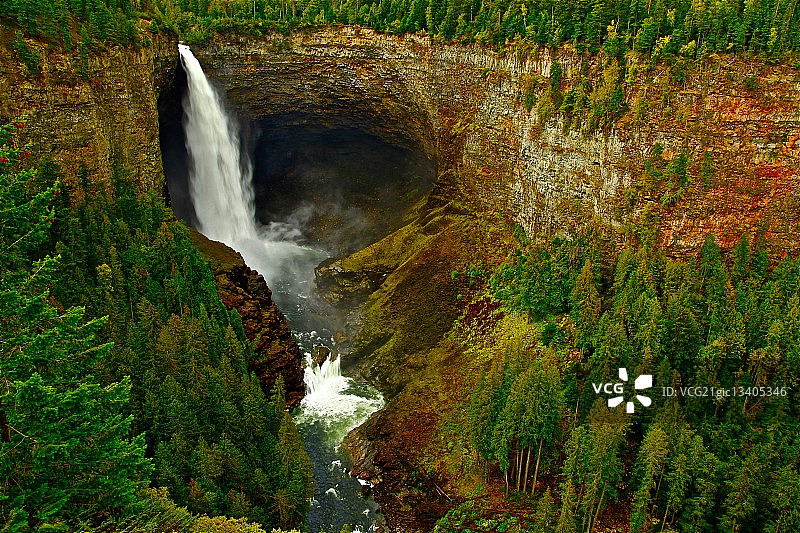 加拿大不列颠哥伦比亚省威尔斯格雷省立公园的Helmcken瀑布和森林图片素材