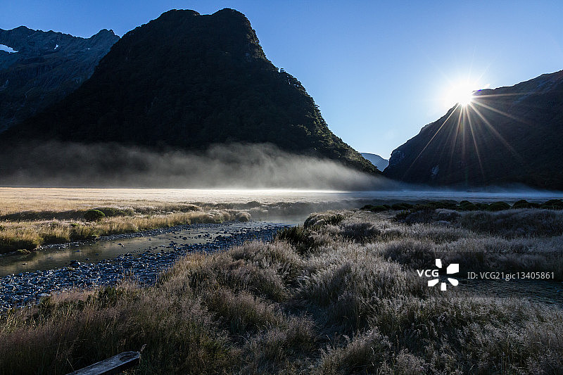 新西兰寒冷早晨的山谷图片素材