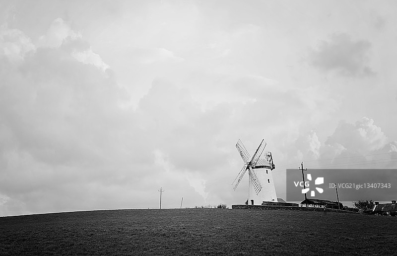 阴天下的巴利科普兰风车，米尔岛，唐郡，北爱尔兰，英国图片素材