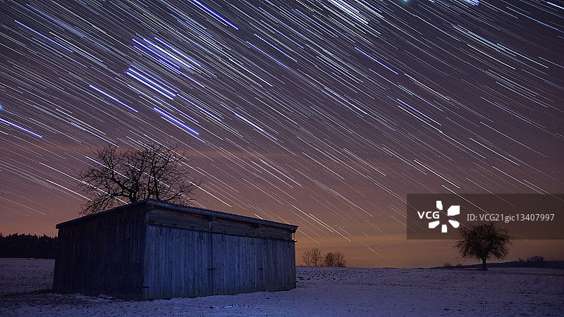 夜晚小屋上的星迹图片素材