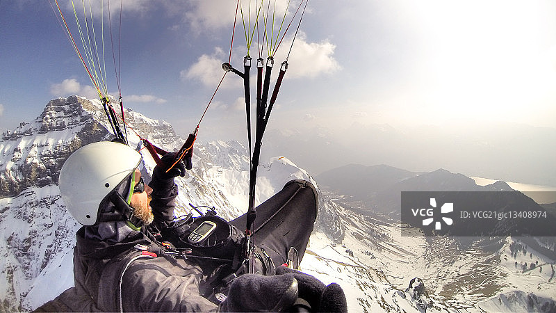 法国图尔内特山的滑翔伞图片素材