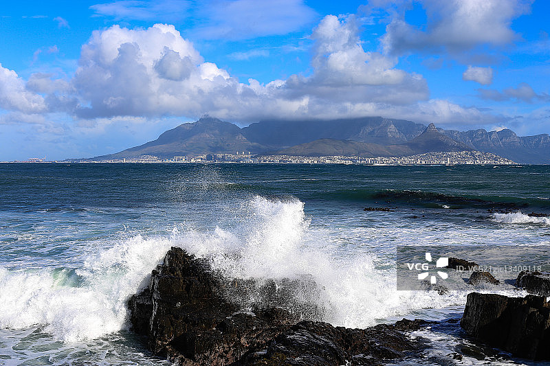 地平线上的岛屿的远景，罗本岛，西开普省，南非图片素材