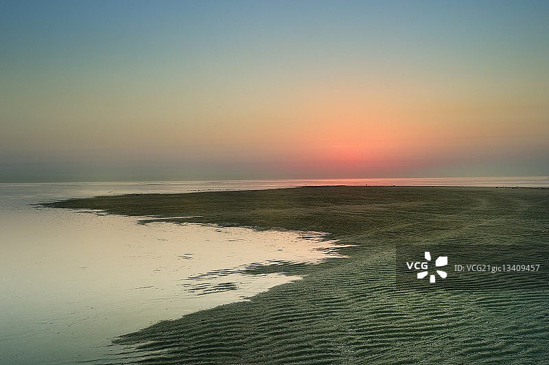 卡塔尔沃克拉海与海岸上的日出图片素材