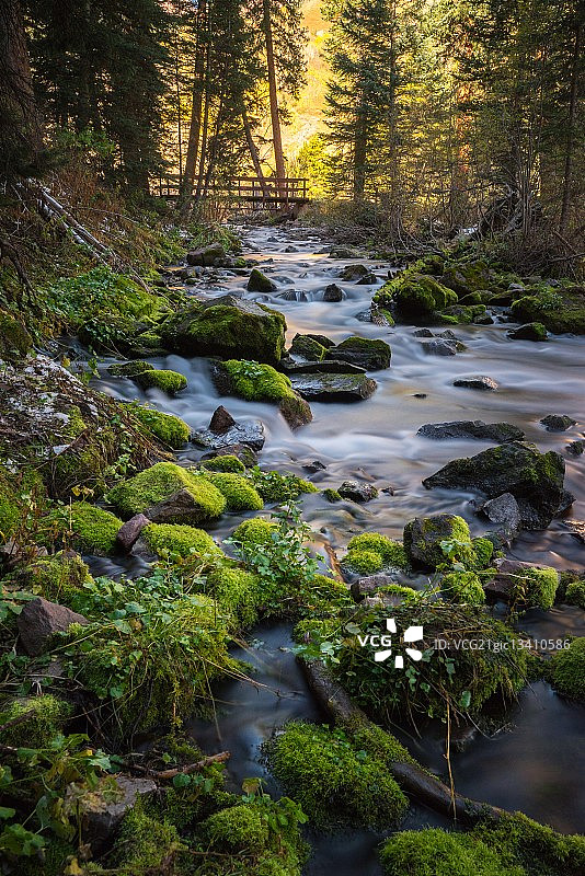 栗色钟山附近的潺潺小溪图片素材