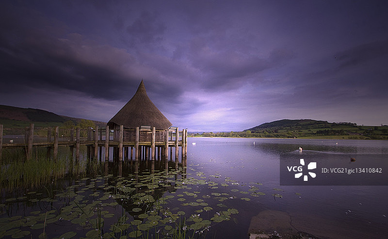 英国威尔士波伊斯布雷肯比肯斯国家公园兰格斯湖的阴沉天空图片素材