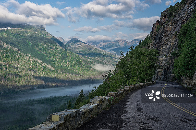 漫长蜿蜒的道路图片素材