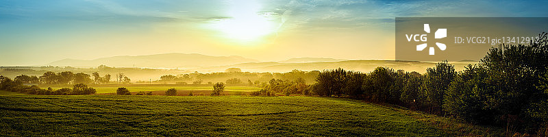 斯洛伐克普雷绍夫田野日出图片素材