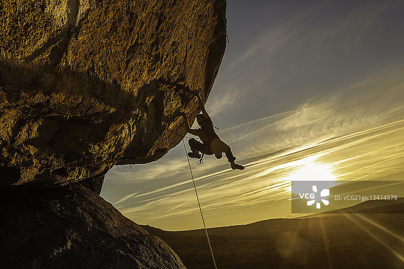 日落时攀岩的人图片素材