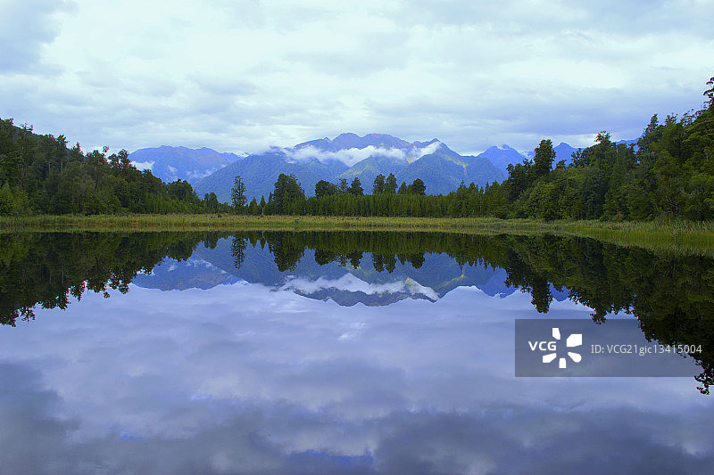 新西兰马瑟森湖中山脉的对称倒影图片素材