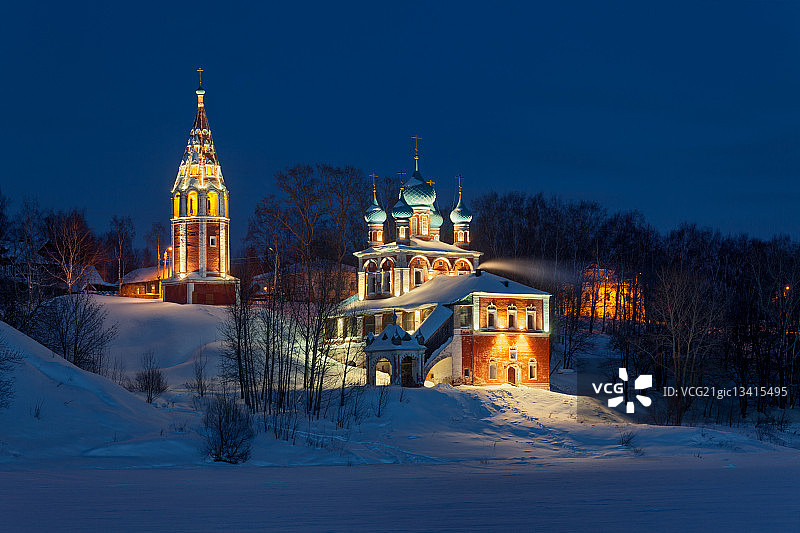 俄罗斯图塔耶夫雅罗斯拉夫尔的夜间照明教堂景观图片素材