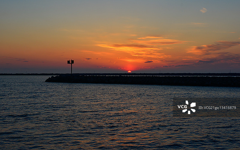 美国密歇根州马斯基根，密歇根湖和码头剪影的日落图片素材