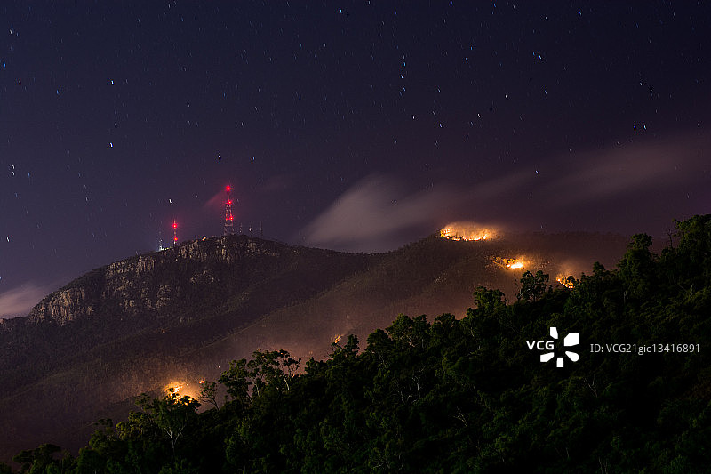 夜间燃烧的山丘，澳大利亚昆士兰州汤斯维尔图片素材