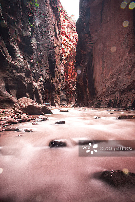 穿越狭缝的徒步旅行图片素材