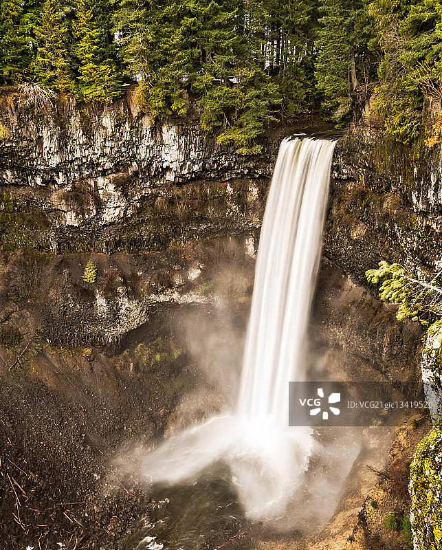 白兰地酒瀑布图片素材