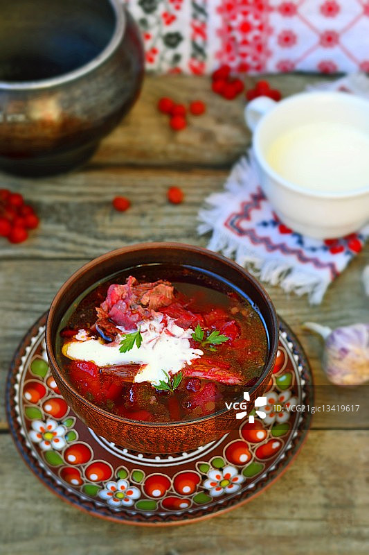 罗宋汤，传统乌克兰甜菜酸奶油汤图片素材